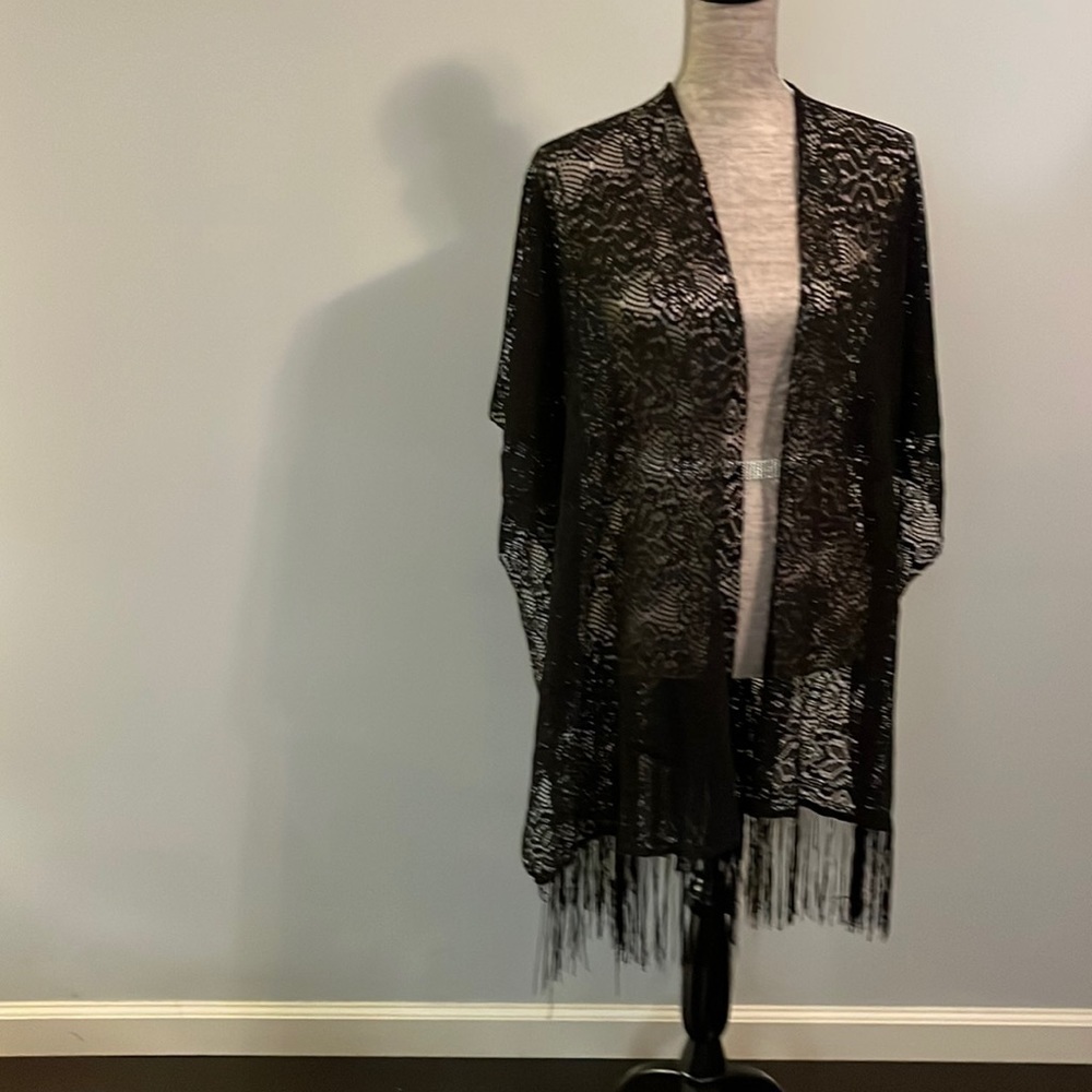 Unknown maker size one size fits all.  Black shawl no arm holes.